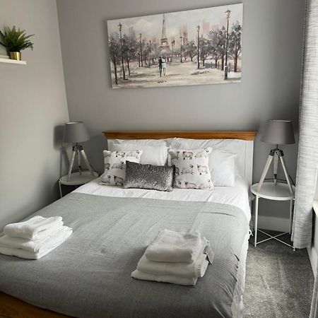 Modern, Spacious And Central Location أبردير المظهر الخارجي الصورة