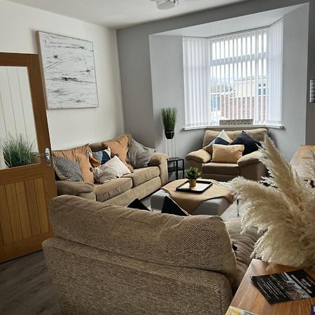 Modern, Spacious And Central Location أبردير المظهر الخارجي الصورة