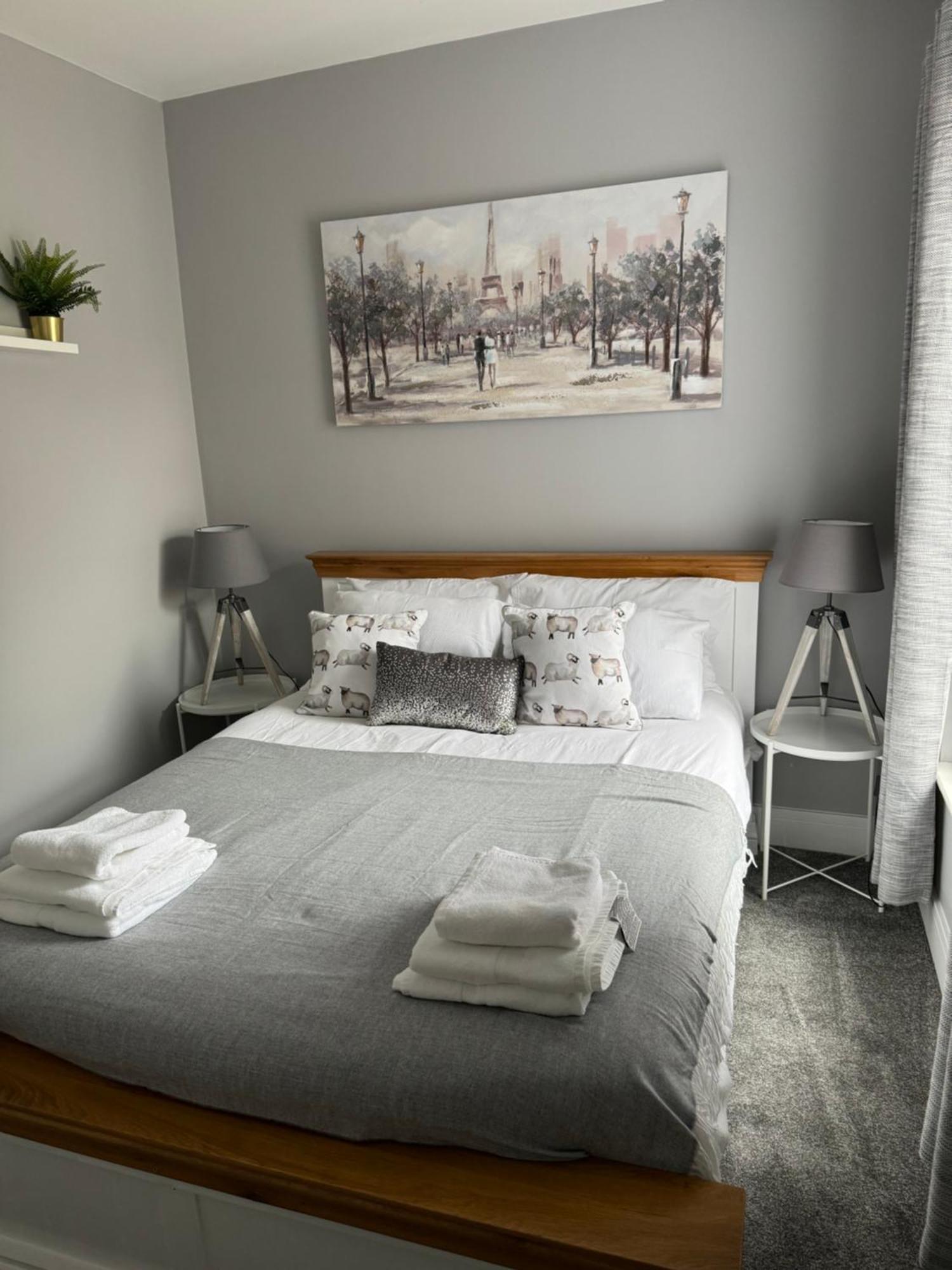 Modern, Spacious And Central Location أبردير المظهر الخارجي الصورة