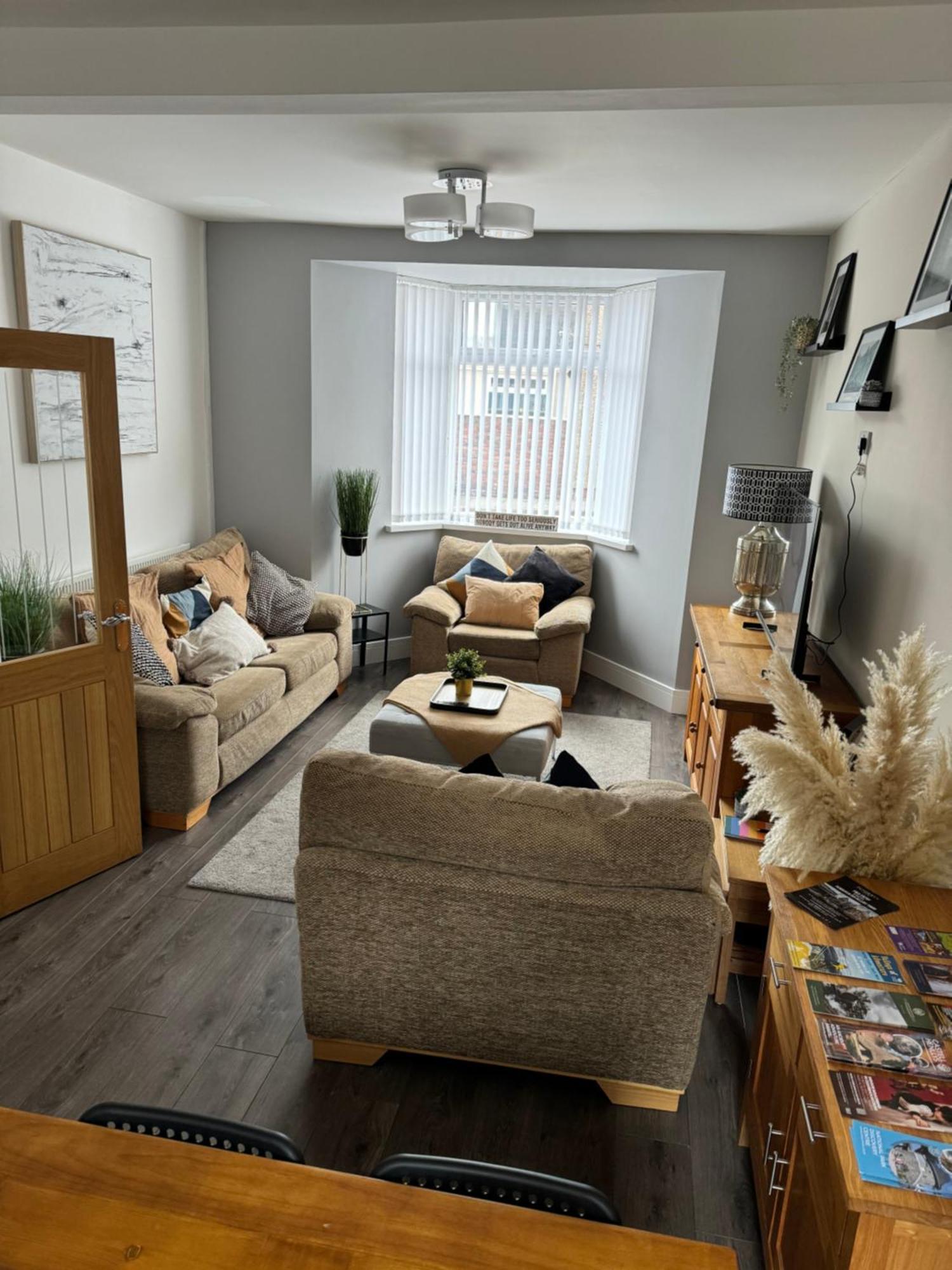 Modern, Spacious And Central Location أبردير المظهر الخارجي الصورة