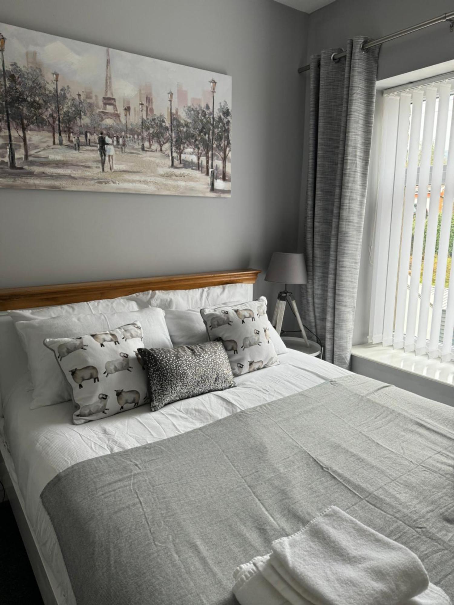 Modern, Spacious And Central Location أبردير المظهر الخارجي الصورة