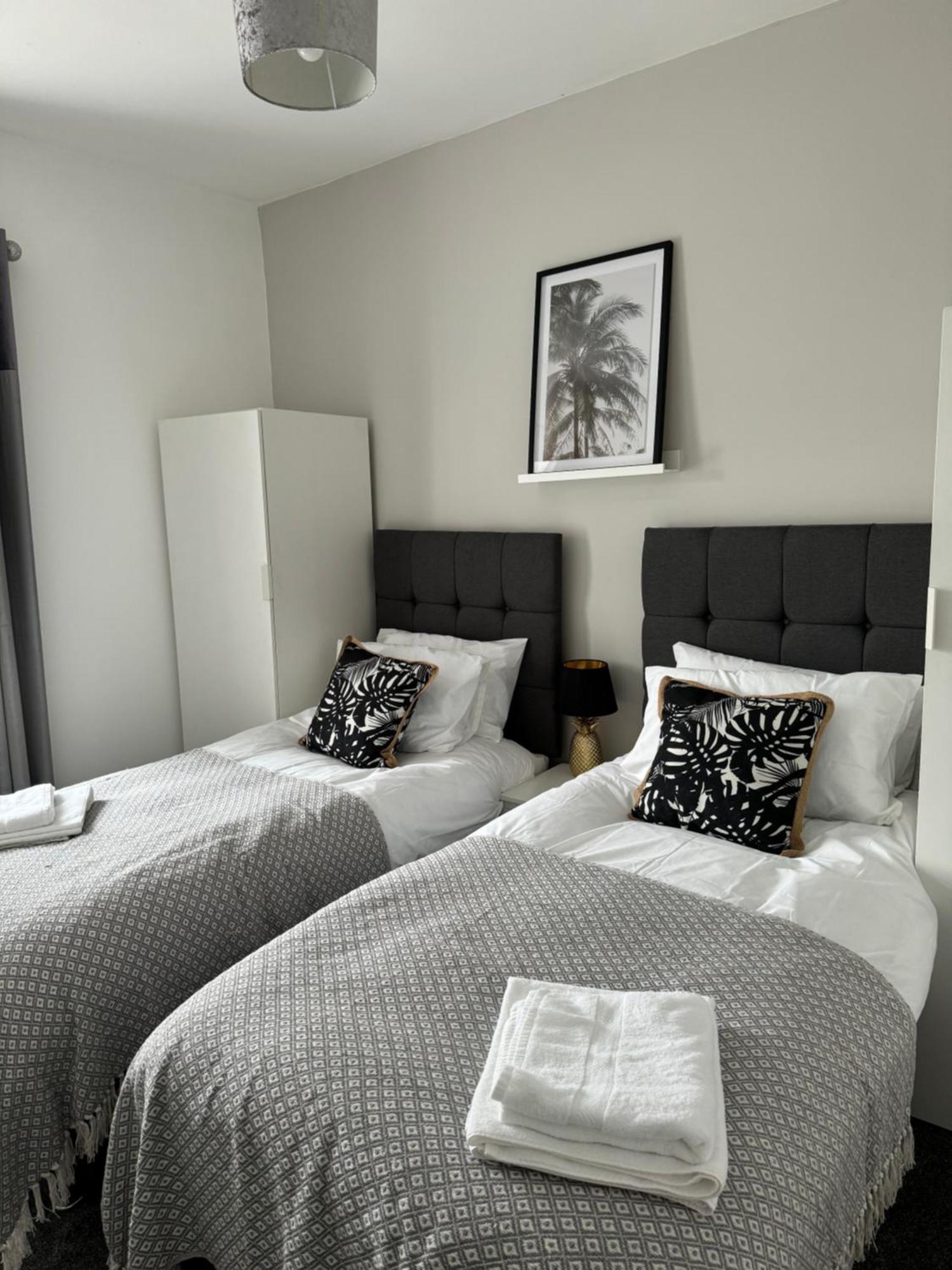 Modern, Spacious And Central Location أبردير المظهر الخارجي الصورة