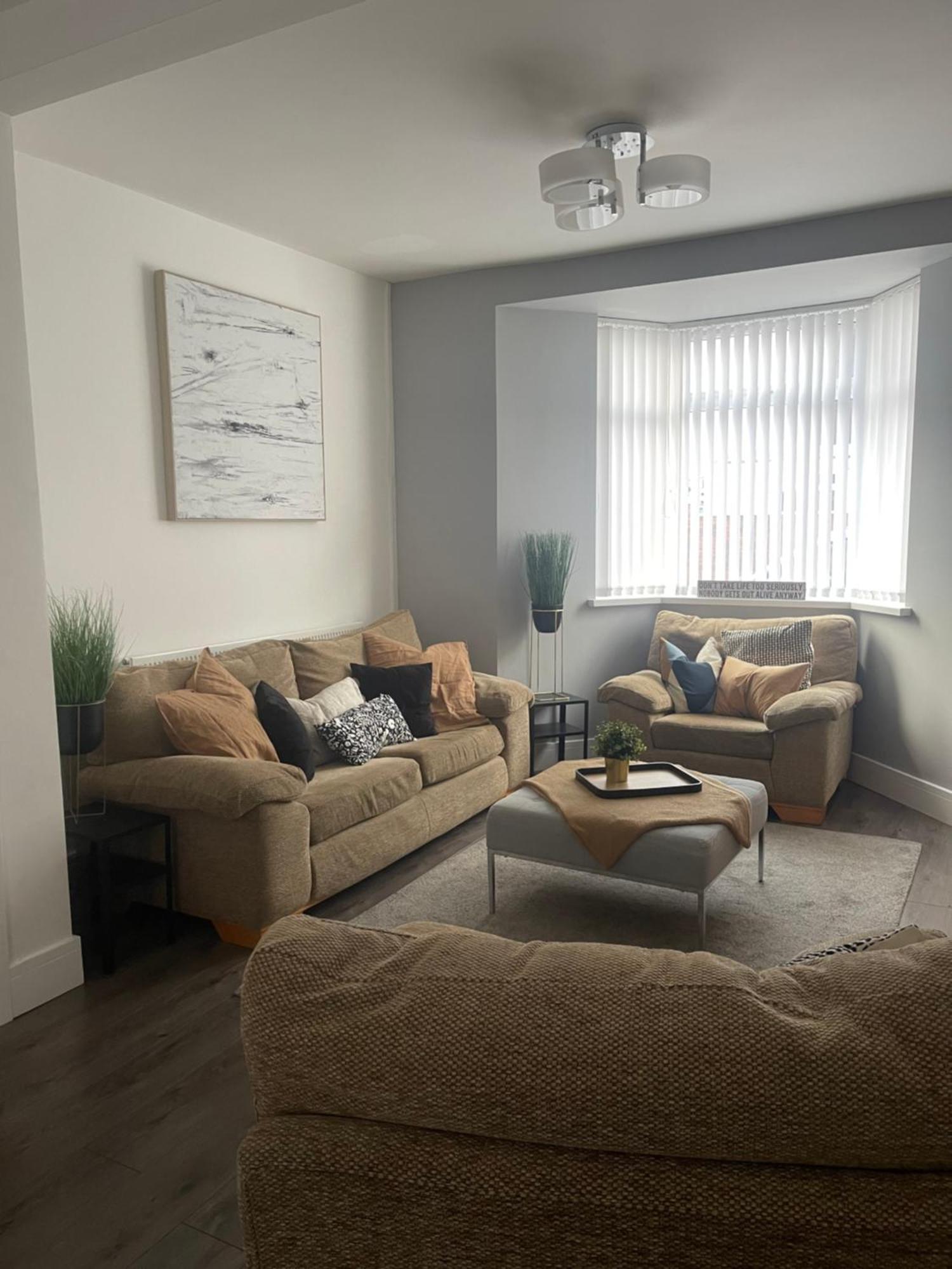 Modern, Spacious And Central Location أبردير المظهر الخارجي الصورة