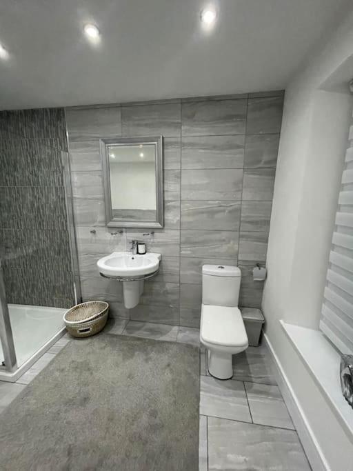 Modern, Spacious And Central Location أبردير المظهر الخارجي الصورة