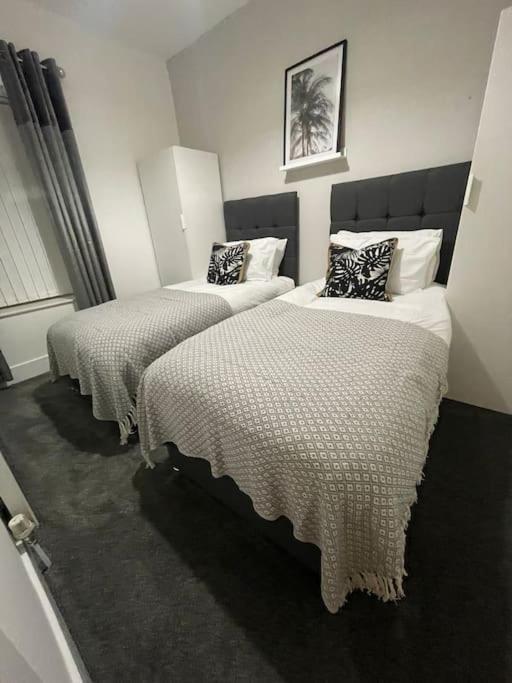 Modern, Spacious And Central Location أبردير المظهر الخارجي الصورة