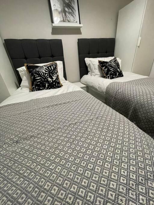 Modern, Spacious And Central Location أبردير المظهر الخارجي الصورة