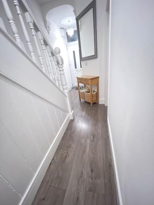 Modern, Spacious And Central Location أبردير المظهر الخارجي الصورة