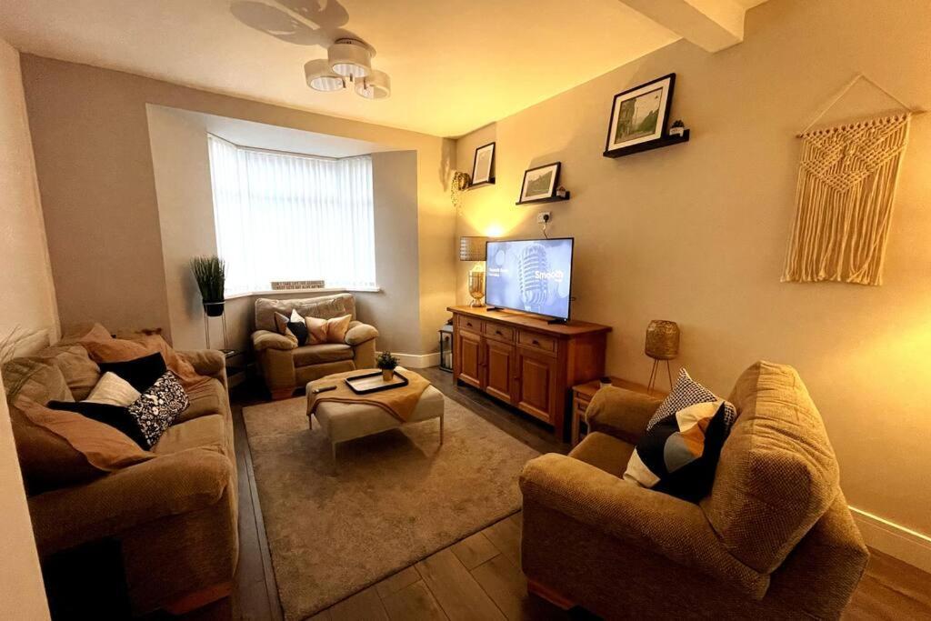 Modern, Spacious And Central Location أبردير المظهر الخارجي الصورة