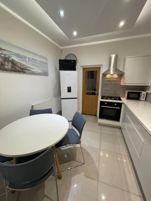 Modern, Spacious And Central Location أبردير المظهر الخارجي الصورة