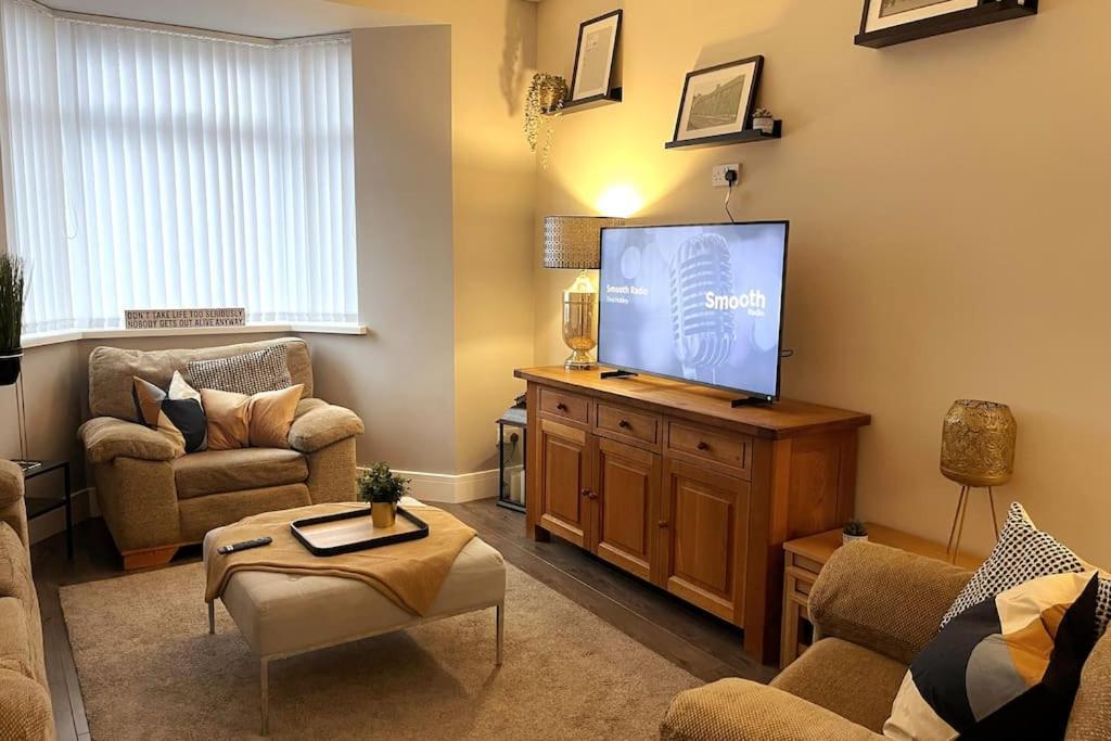 Modern, Spacious And Central Location أبردير المظهر الخارجي الصورة