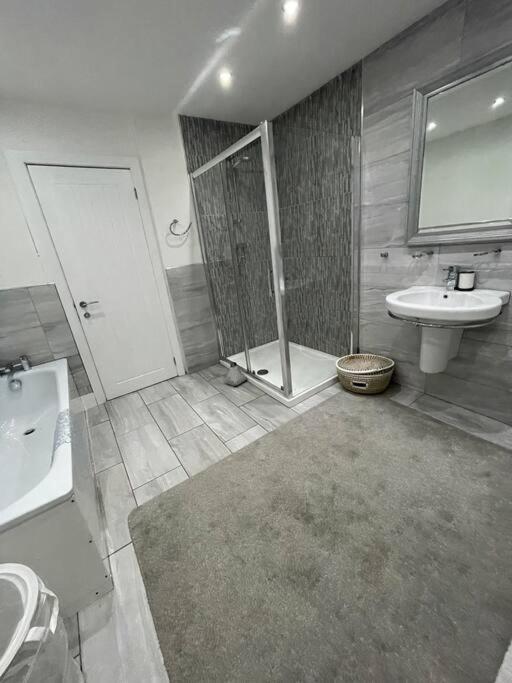 Modern, Spacious And Central Location أبردير المظهر الخارجي الصورة