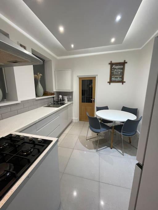 Modern, Spacious And Central Location أبردير المظهر الخارجي الصورة