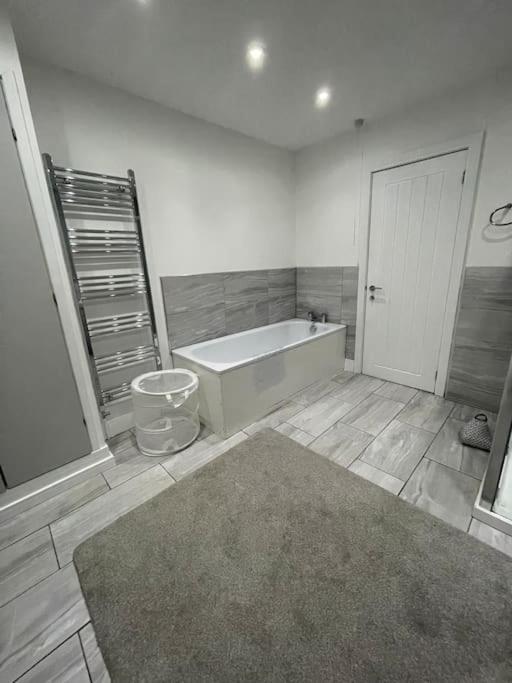 Modern, Spacious And Central Location أبردير المظهر الخارجي الصورة