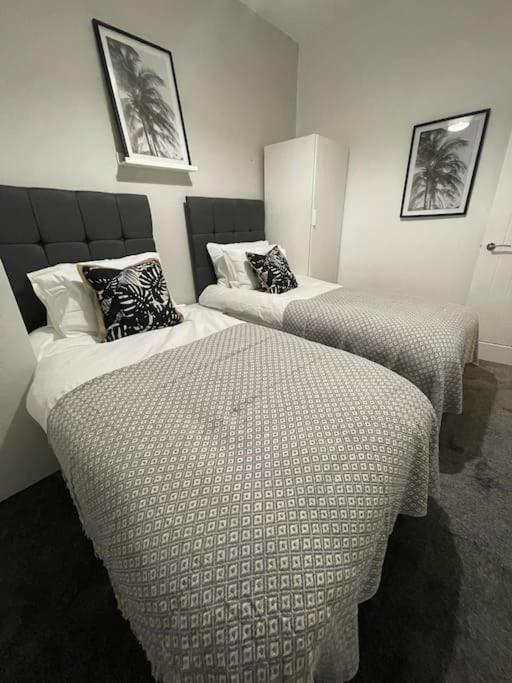 Modern, Spacious And Central Location أبردير المظهر الخارجي الصورة