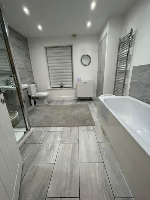 Modern, Spacious And Central Location أبردير المظهر الخارجي الصورة