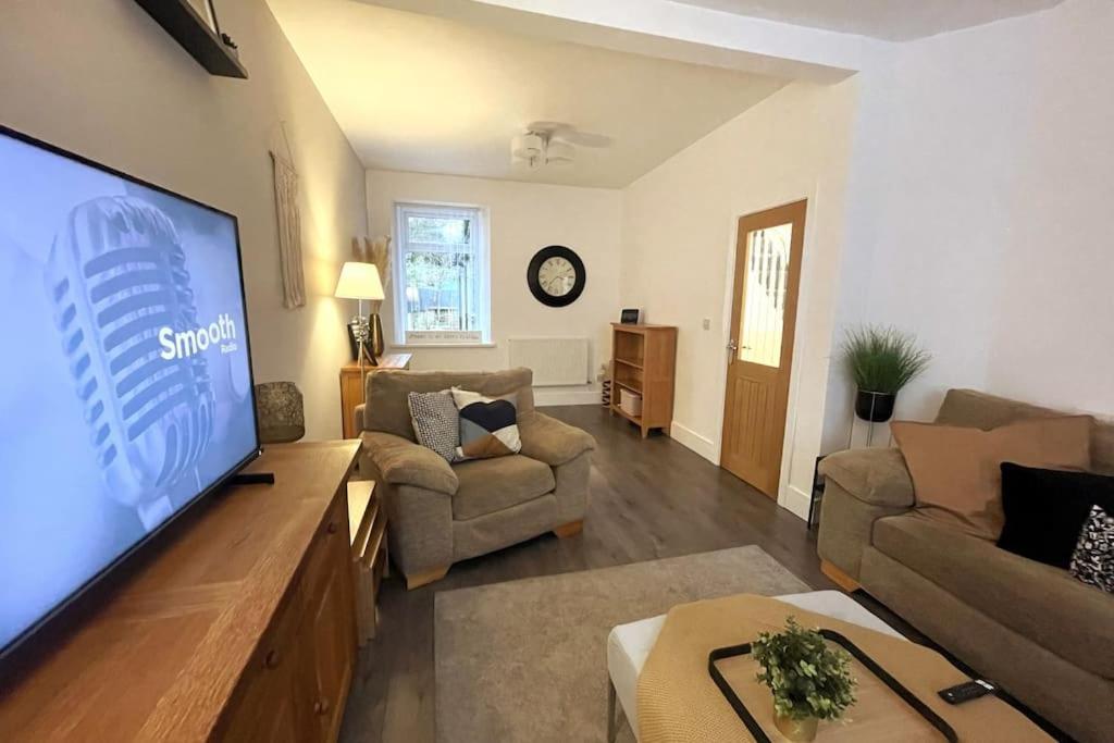 Modern, Spacious And Central Location أبردير المظهر الخارجي الصورة